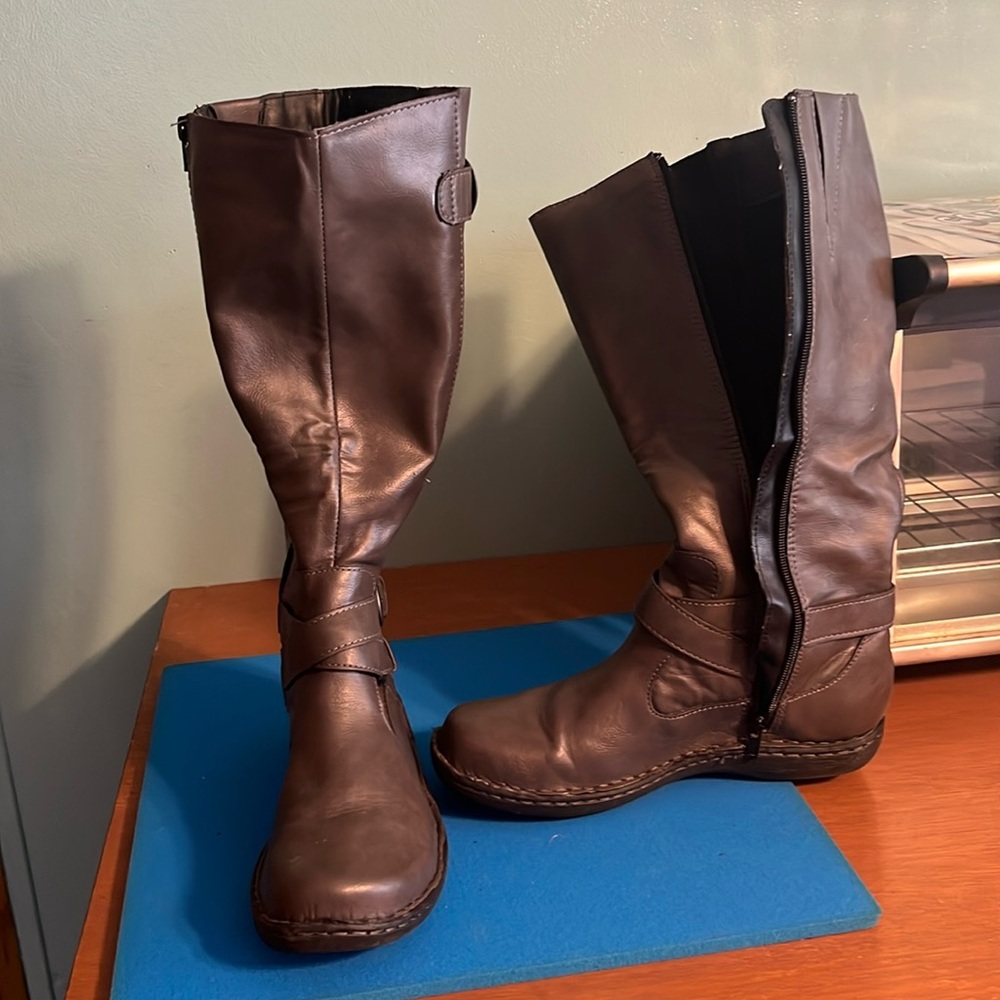 Size 9 women’s zip up boots